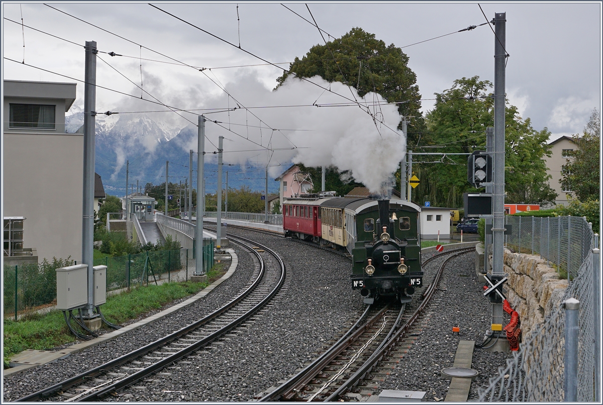 Da der zweite Dampfzug in St-Légier Gare keine Kreuzung abwarten musste, ging die Fahrt gliche weiter, die LEB G 3/3 N° und der Rhb ABe 4/4 N° 35 nehmen den Abschnitt nach Blonay in Angriff.

27. Sept. 2020