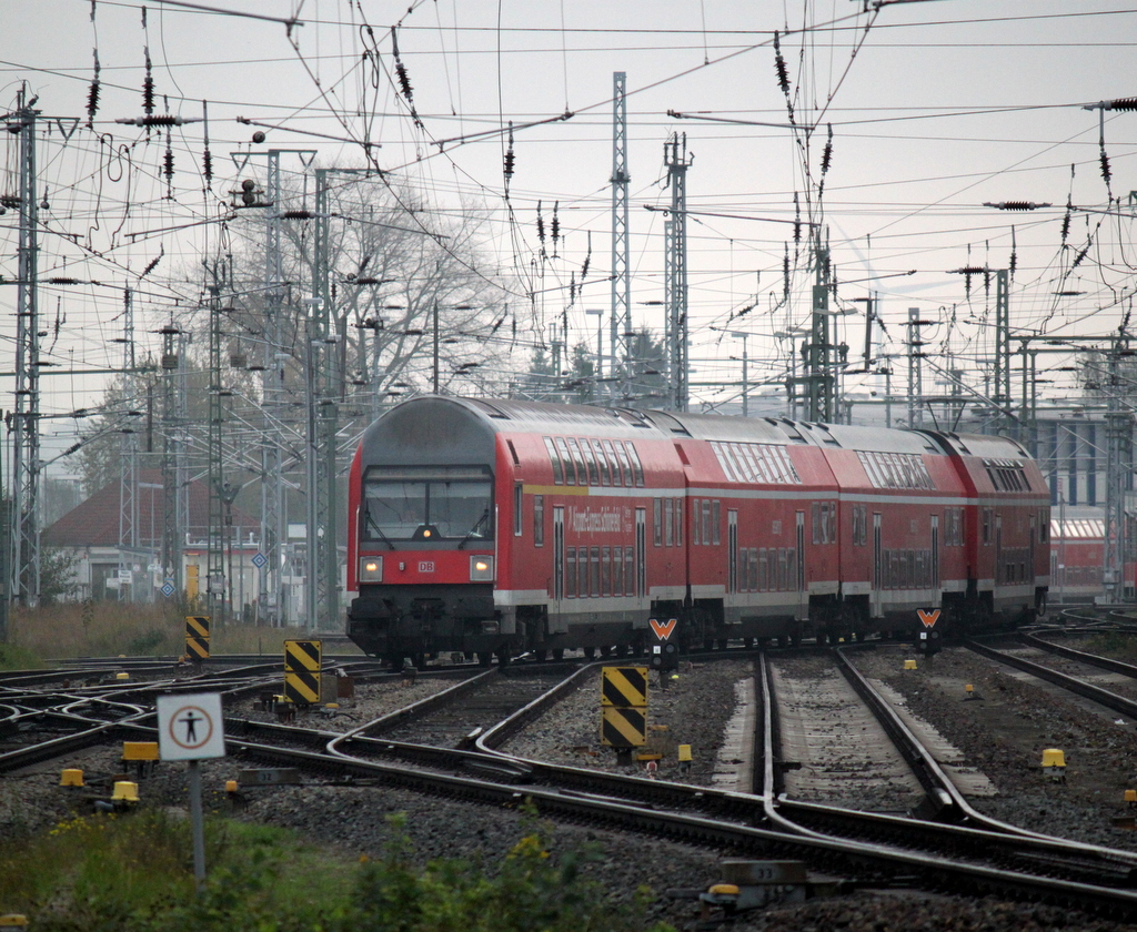 DABbuzfa 760 als RE 18590 von Berlin Hbf(tief)nach Warnemnde bei der Einfahrt im Rostocker Hbf.25.10.2014