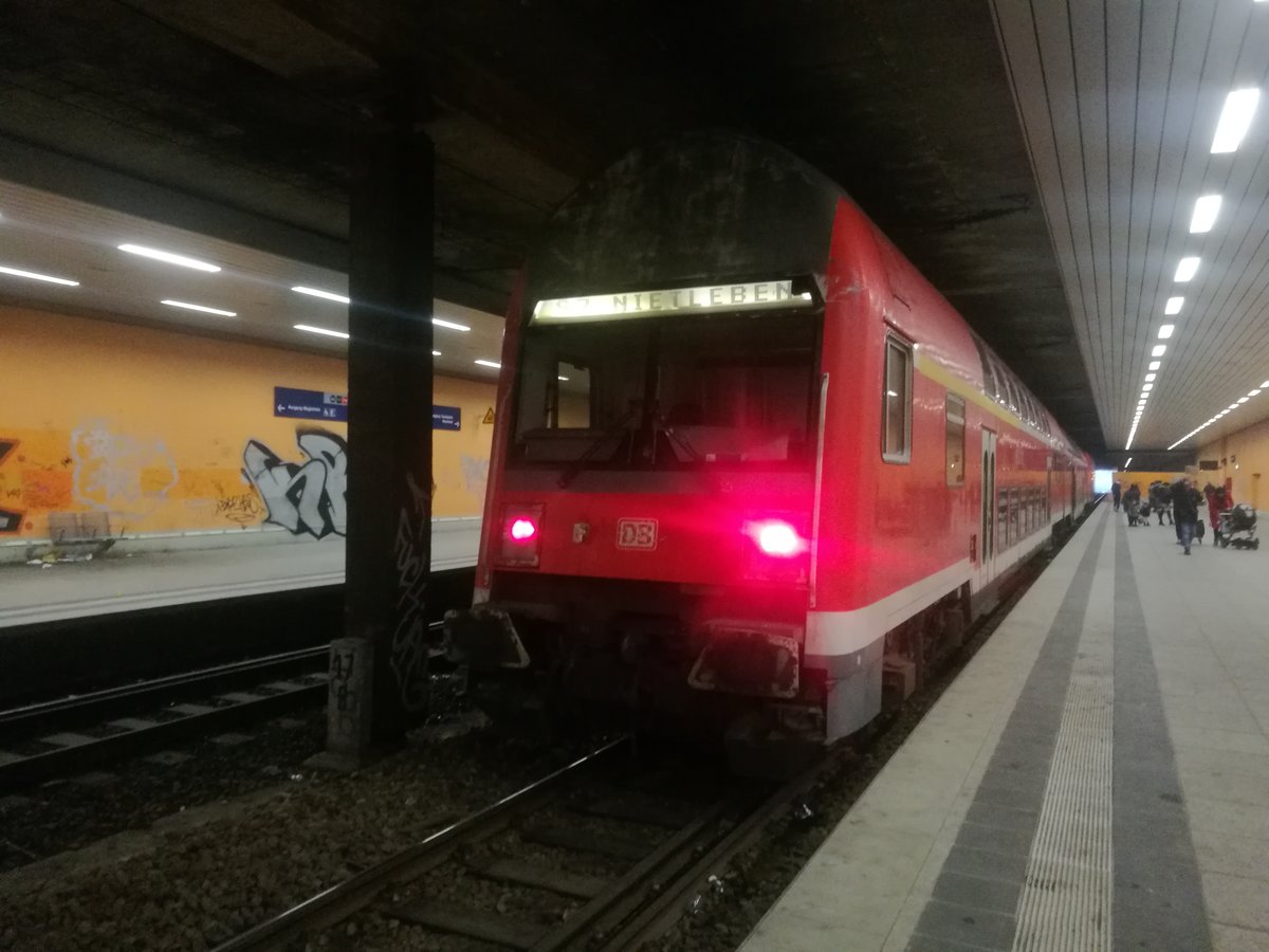 DABbuzfa760 auf der S7 im Tunnelbahnhof Halle-Neustadt am 2.2.19