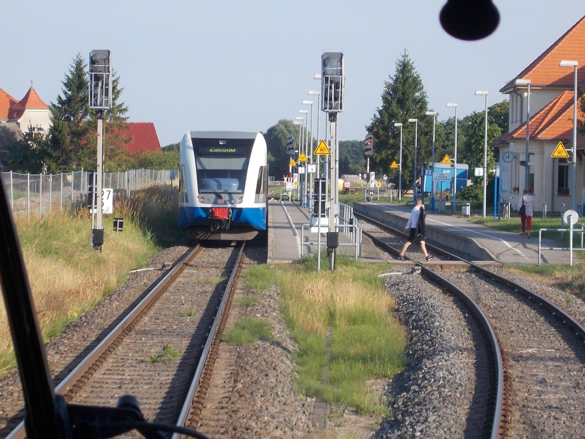 Dadurch das ich freie Sicht aus dem Rückfenster eines UBB Triebwagen hatte,konnte ich am 02.August 2015,den kreuzenden 646 101 in Koserow fotografieren der in die Gegenrichtung ebenfalls Ausfahrt erhielt.