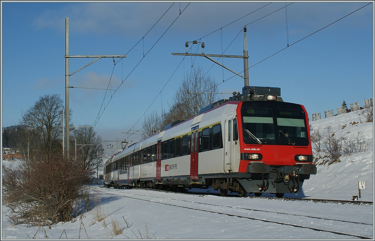 Damals noch was besonders: Ein  neuer  Domino als RE von Le Locle nach Neuchtatel kurz nach  La Chaux-de-Fonds. Das Schmalspurgleis im Vordergrund führt nach Les Ponts de Martel.
18. Jan 2010