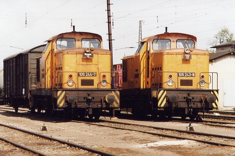 Damals im Rangierdienst unverzichtlich waren die V60 der DR. 1990 fotografierte Roland Reimer die DR 106 244-7 auf Gleis 8 und die 106 243-9 auf Gleis 7 in Naumburg Hbf bei der Arbeit. (Foto: Roland Reimer)