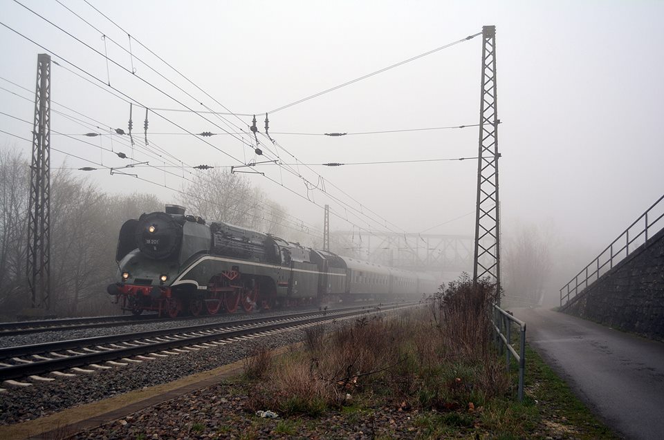 Dampf Plus 18 201 (ex DR) mit dem DPE 20281 von Lutherstadt Wittenberg nach Meiningen, am 29.03.2014 bei der Durchfahrt in Naumburg Hbf. In Meiningen wurde die Dampf Plus 52 8079-7 abgeholt. (Foto: Wolfgang Gerstner)