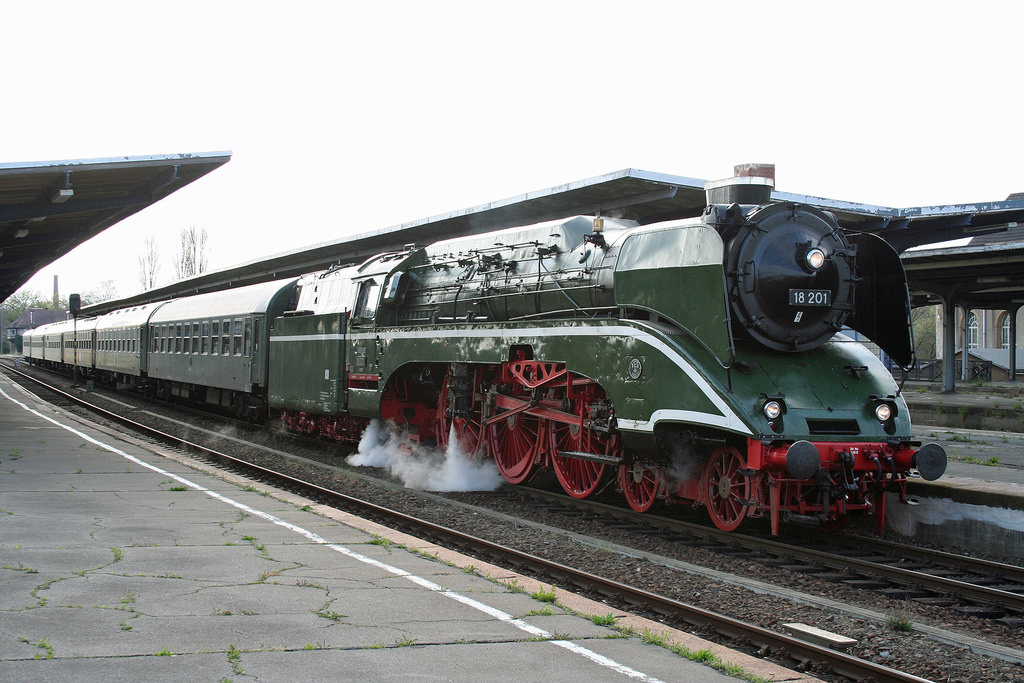 Dampf Plus 18 201 mit dem DPE 95965 von Lutherstadt Wittenberg nach Marienbad, am 18.04.2015 in Zeitz. (Foto: Marcel Grauke)
