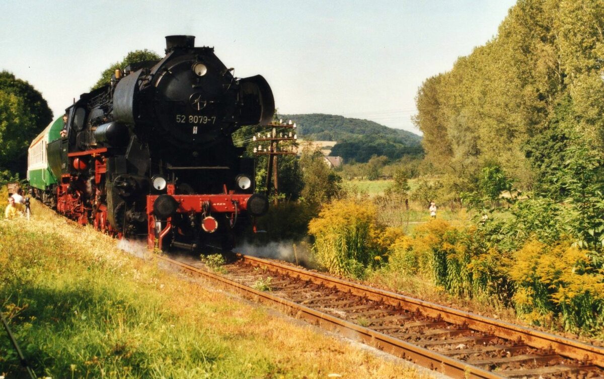 Dampf-Plus 52 8079-7 als Schlusslok am Plandampfzug von Naumburg Hbf nach Nebra, im Sommer 2002 in Balgst�dt. (Foto: Heiko Ritzer)