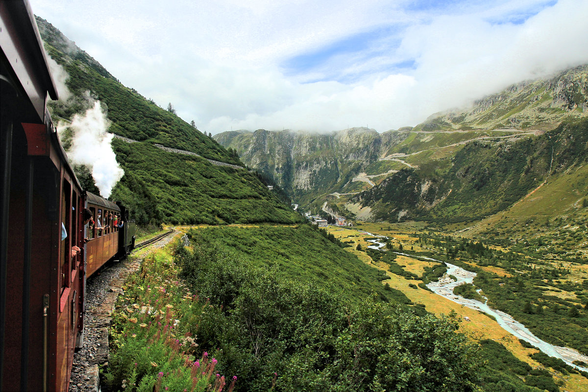 Dampfbahn Furka Bergstrecke: Beim Abstieg von Muttbach-Belvédère nach Gletsch ergibt sich ein Blick auf die grossartig angelegte Grimsel-Passstrasse. Eigentlich sollte zugleich (in Blickrichtung nach hinten) ein atemberaubender Blick auf den Rhonegletscher möglich sein, doch dieser hat sich wohl auf Nimmerwiedersehen zurückgezogen; jemand im Zug meinte, in 10'000 Jahren käme er wieder. 23.August 2020   