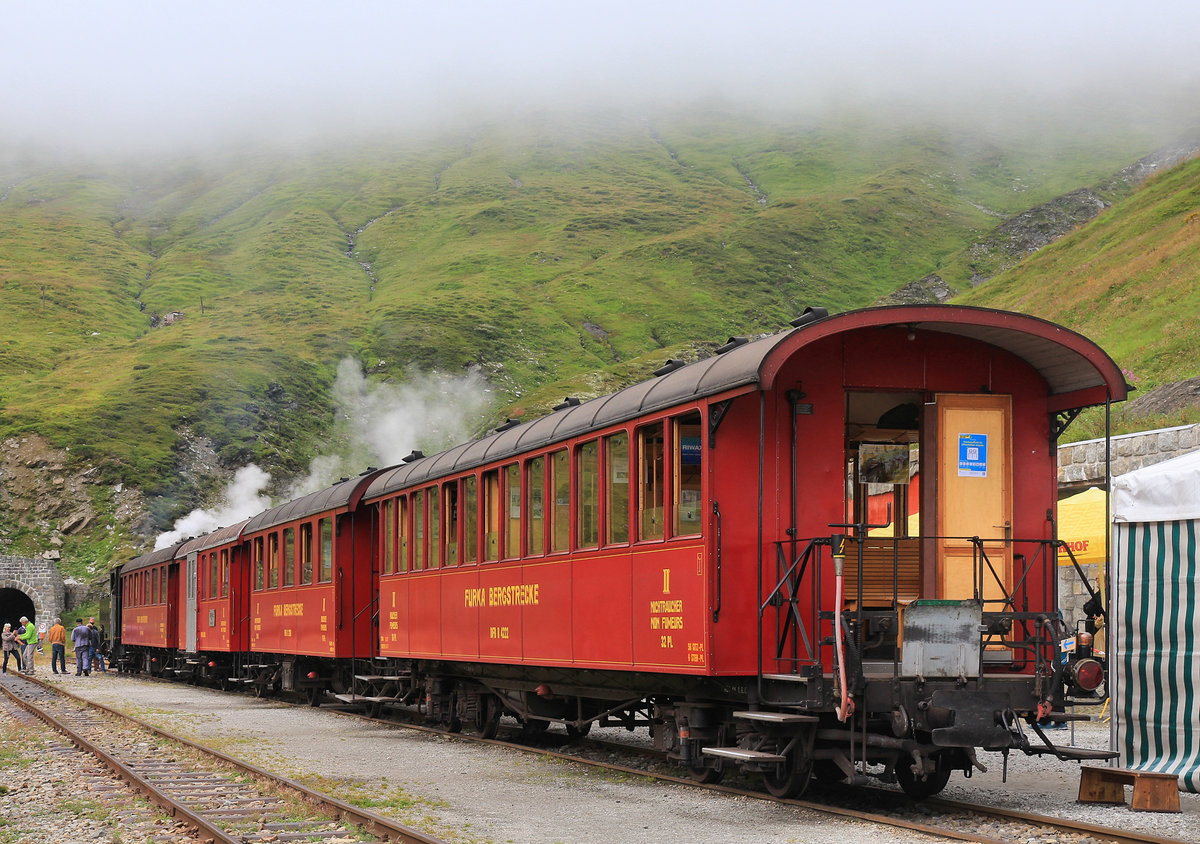 Dampfbahn Furka Bergstrecke: Die Wagen B 4222 und B 2210, ehemals Visp-Zermatt C 42 und der Zweiachser ehemals BFD C 210. 23.August 2020 