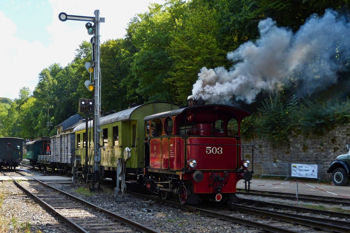 Dampffestival im Fond de Gras, Stehkesseldampflok 503 des Train 1900 schiebt ihren Zug mit einer leichten Dampffahne aus dem Bois de Rodange kommend in den Bahnhof Fond de Gras. 04.09.2022 