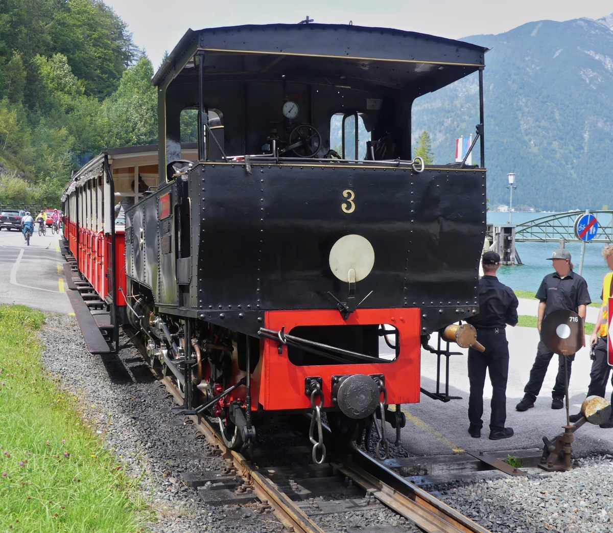 Dampflok 3 der Achenseebahn hat den Zug bis zur Endhaltestelle „Seespitz“ geschoben, die Reisenden ausgestiegen, zum Bootssteg gegangen und eine Schiffrundfahrt auf dem Achensee zu machen. 22.08.2024
Dieses Foto entstand nach der Schiffrundfahrt auf dem Achensee, beide Dampfloks der Achenseebahn stehen an der Endhaltestelle, deshalb steht Lok 3 so nah an der Weiche zum Ausweichgleis