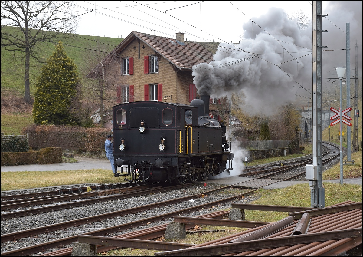 Dampflok Ed 3/4 Nr. 2 der Solothurn-Münster-Bahn bei der Bereitstellung in Sumiswald-Grünen. Betreut wird die Lok durch den Verein historische Emmentalbahn. Gerade hat der Heizer ordentlich Feuer gemacht für die Rückfahrt nach Huttwil. Februar 2018.