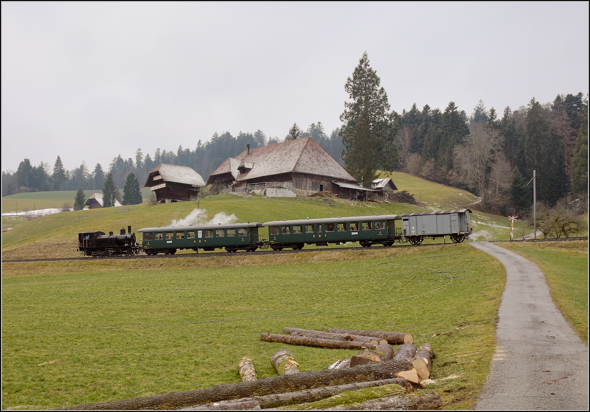 Dampflok Ed 3/4 Nr. 2 der Solothurn-Münster-Bahn zwischen Griesbach und Gammenthal. Betreut wird die Lok durch den Verein historische Emmentalbahn. Mit im Gepäck hat sie zwei vierachsige Leichtstahlplattformwagen und einen K2. Februar 2018.