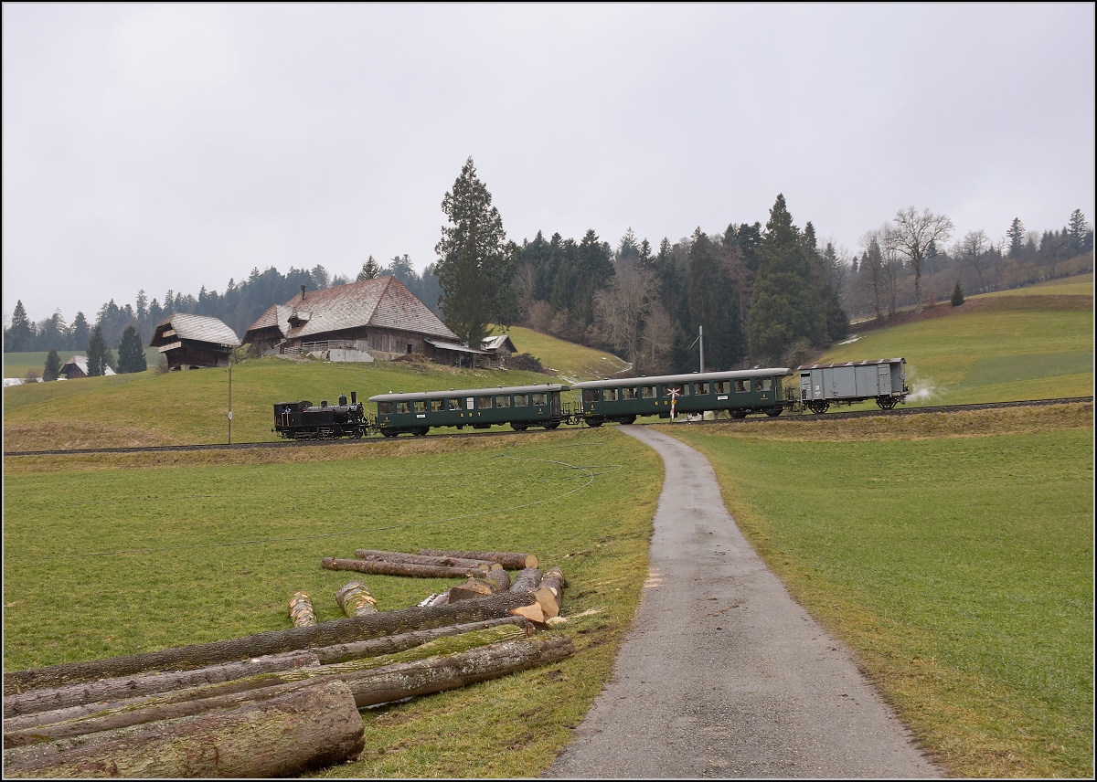 Dampflok Ed 3/4 Nr. 2 der Solothurn-Münster-Bahn zwischen Griesbach und Gammenthal. Betreut wird die Lok durch den Verein historische Emmentalbahn. Mit im Gepäck hat sie zwei vierachsige Leichtstahlplattformwagen und einen K2. Februar 2018.