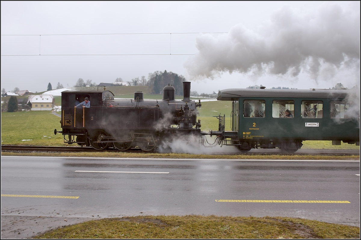 Dampflok Ed 3/4 Nr. 2 der Solothurn-Münster-Bahn bei Affoltern. Betreut wird die Lok durch den Verein historische Emmentalbahn. Mit im Gepäck hat sie zwei vierachsige Leichtstahlplattformwagen und einen K2. Februar 2018.