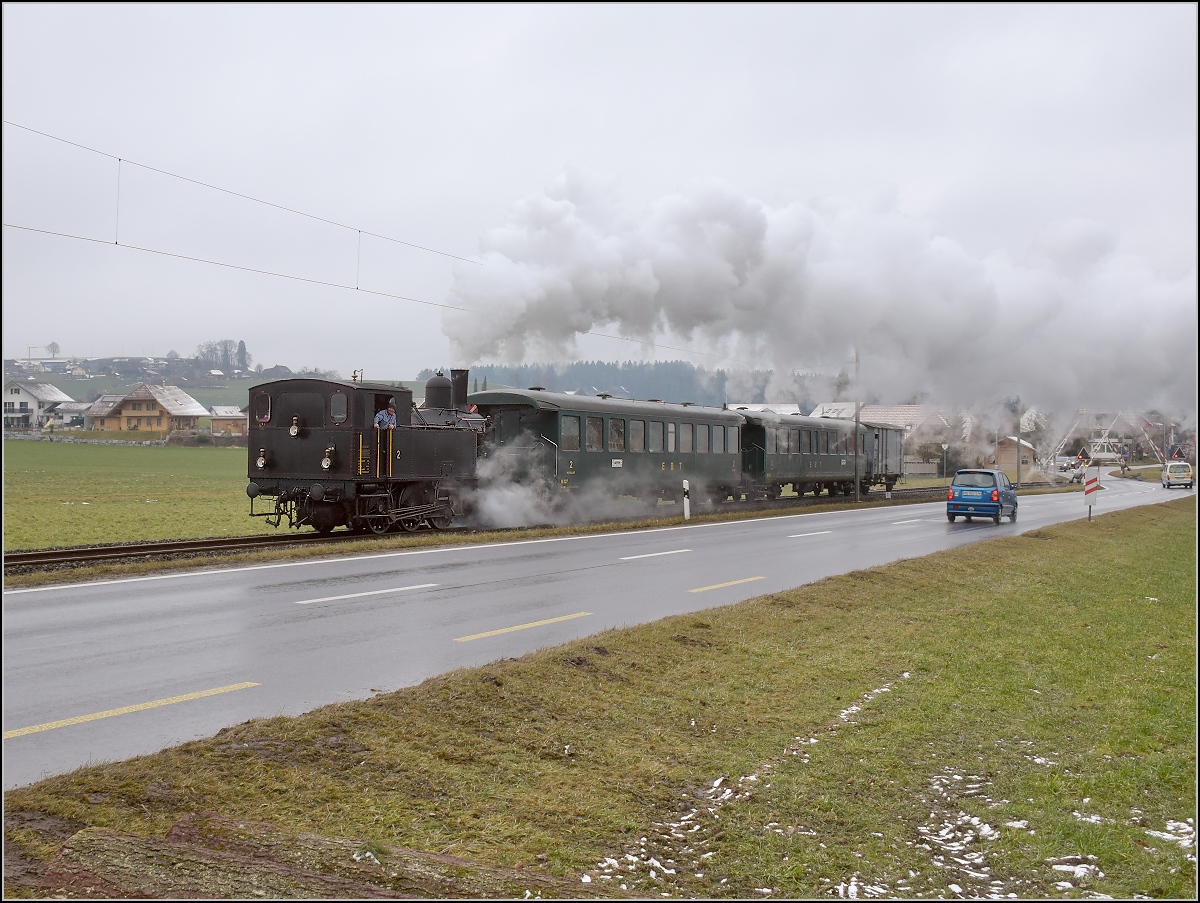 Dampflok Ed 3/4 Nr. 2 der Solothurn-Münster-Bahn bei Affoltern. Betreut wird die Lok durch den Verein historische Emmentalbahn. Mit im Gepäck hat sie zwei vierachsige Leichtstahlplattformwagen und einen K2. Februar 2018.