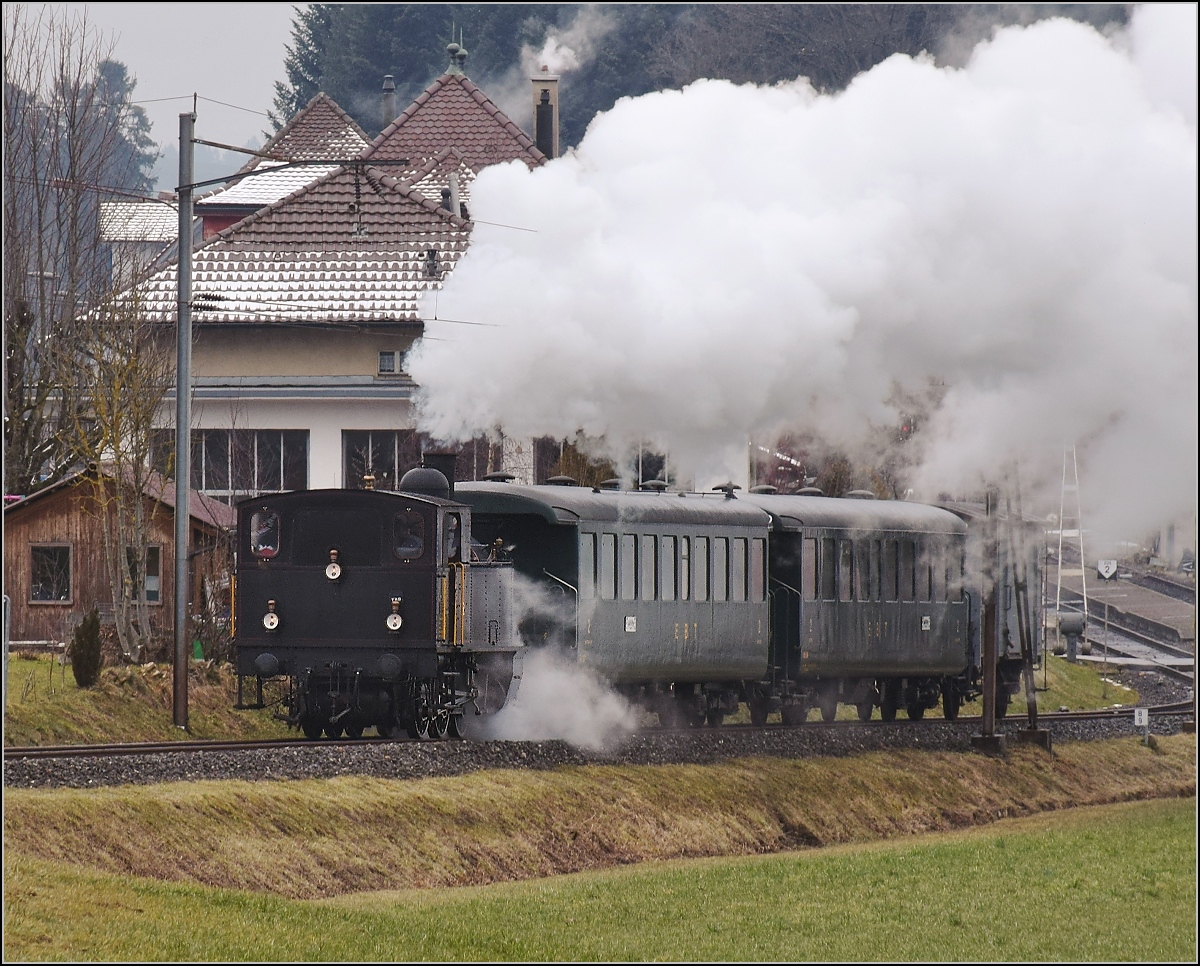 Dampflok Ed 3/4 Nr. 2 der Solothurn-Münster-Bahn bei Affoltern. Betreut wird die Lok durch den Verein historische Emmentalbahn. Mit im Gepäck hat sie zwei vierachsige Leichtstahlplattformwagen und einen K2. Februar 2018.