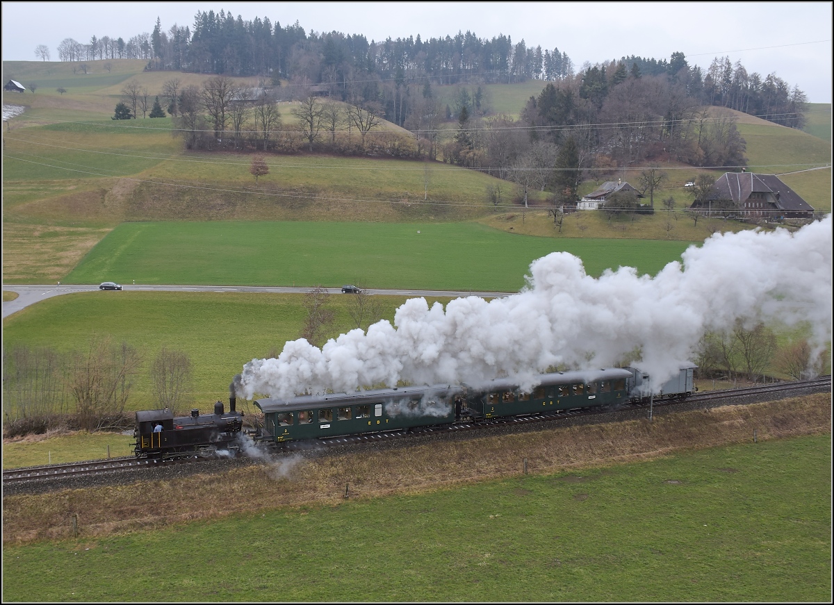 Dampflok Ed 3/4 Nr. 2 der Solothurn-Münster-Bahn bei Dürrenroth. Betreut wird die Lok durch den Verein historische Emmentalbahn. Mit im Gepäck hat sie zwei vierachsige Leichtstahlplattformwagen und einen K2. Februar 2018.