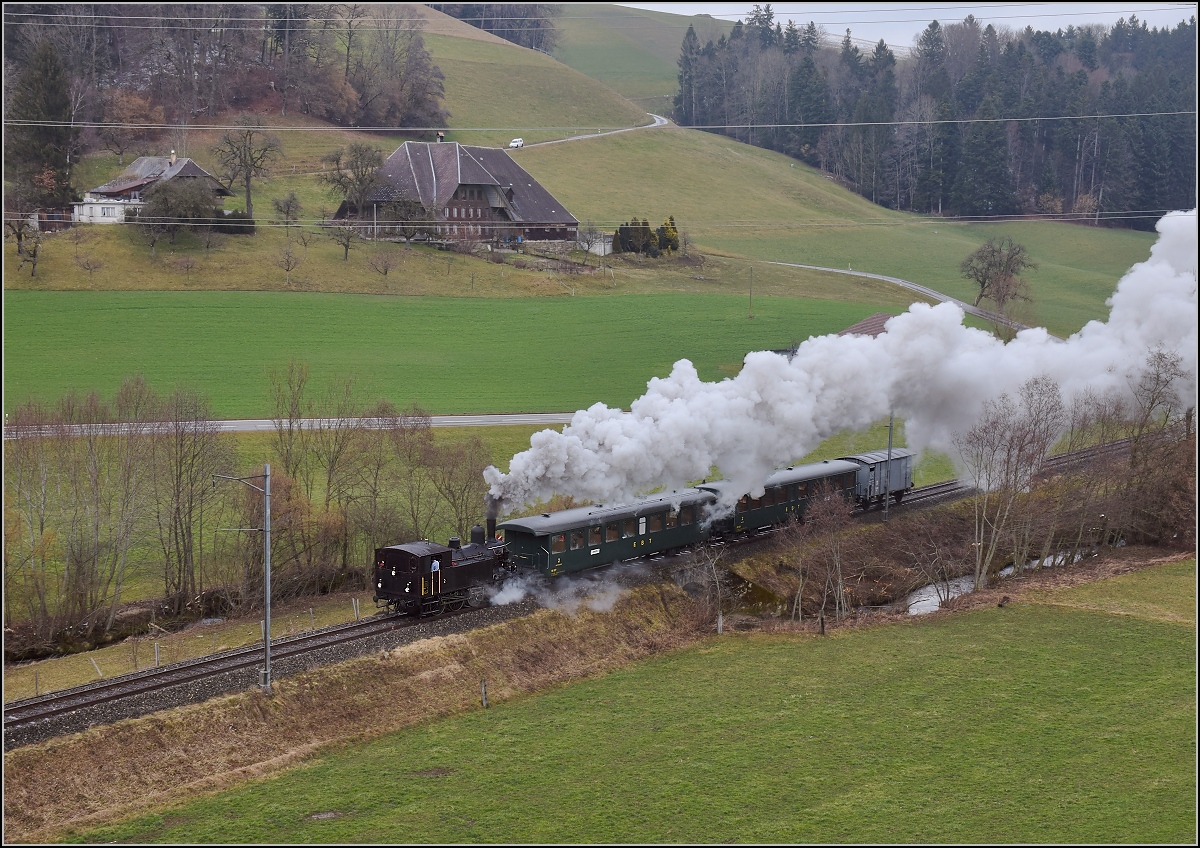 Dampflok Ed 3/4 Nr. 2 der Solothurn-Münster-Bahn bei Dürrenroth. Betreut wird die Lok durch den Verein historische Emmentalbahn. Mit im Gepäck hat sie zwei vierachsige Leichtstahlplattformwagen und einen K2. Februar 2018.