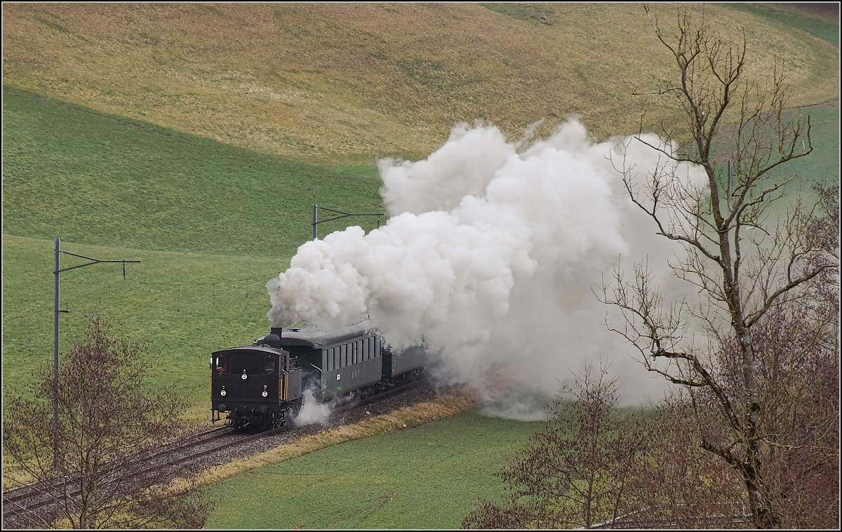 Dampflok Ed 3/4 Nr. 2 der Solothurn-Münster-Bahn bei Dürrenroth. Betreut wird die Lok durch den Verein historische Emmentalbahn. Mit im Gepäck hat sie zwei vierachsige Leichtstahlplattformwagen und einen K2. Februar 2018.