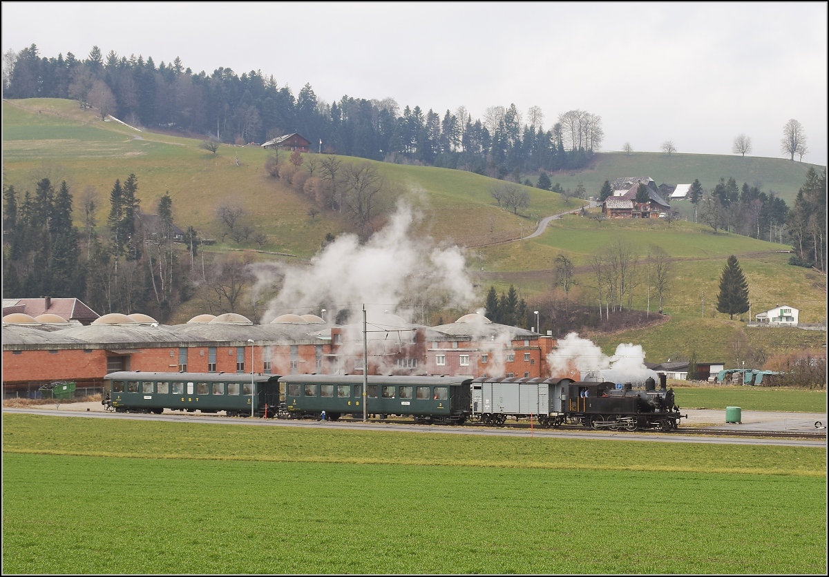 Dampflok Ed 3/4 Nr. 2 der Solothurn-Münster-Bahn in Huttwil. Betreut wird die Lok durch den Verein historische Emmentalbahn. Mit im Gepäck hat sie zwei vierachsige Leichtstahlplattformwagen und einen K2. Februar 2018