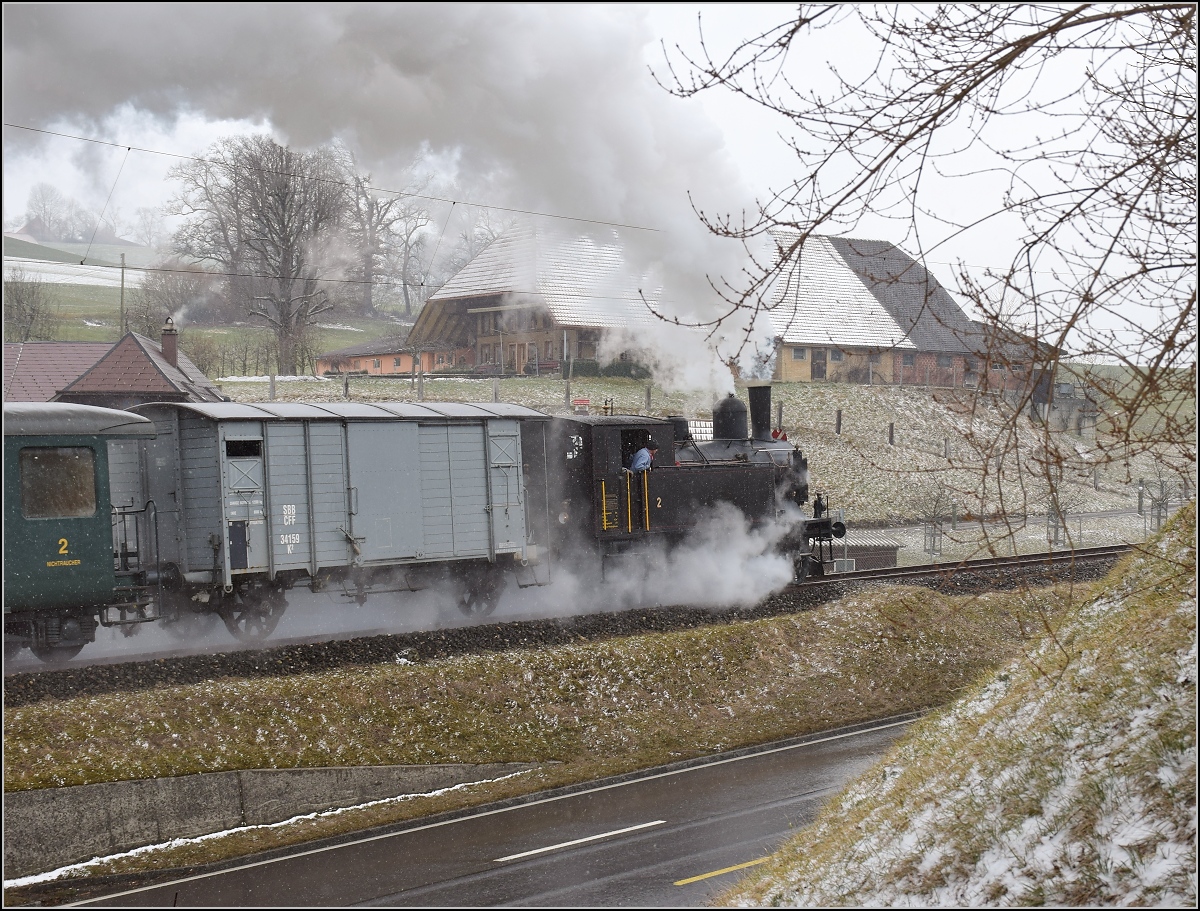 Dampflok Ed 3/4 Nr. 2 der Solothurn-Münster-Bahn bei Tannenneuhaus. Betreut wird die Lok durch den Verein historische Emmentalbahn. Mit im Gepäck hat sie zwei vierachsige Leichtstahlplattformwagen und einen K2. Februar 2018.