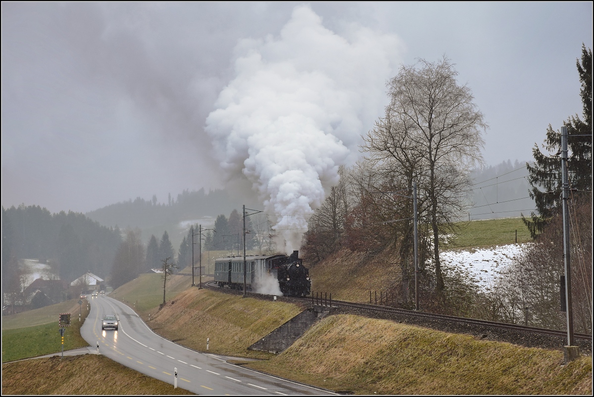 Dampflok Ed 3/4 Nr. 2 der Solothurn-Münster-Bahn bei Griesbach. Betreut wird die Lok durch den Verein historische Emmentalbahn. Mit im Gepäck hat sie zwei vierachsige Leichtstahlplattformwagen und einen K2. Februar 2018.