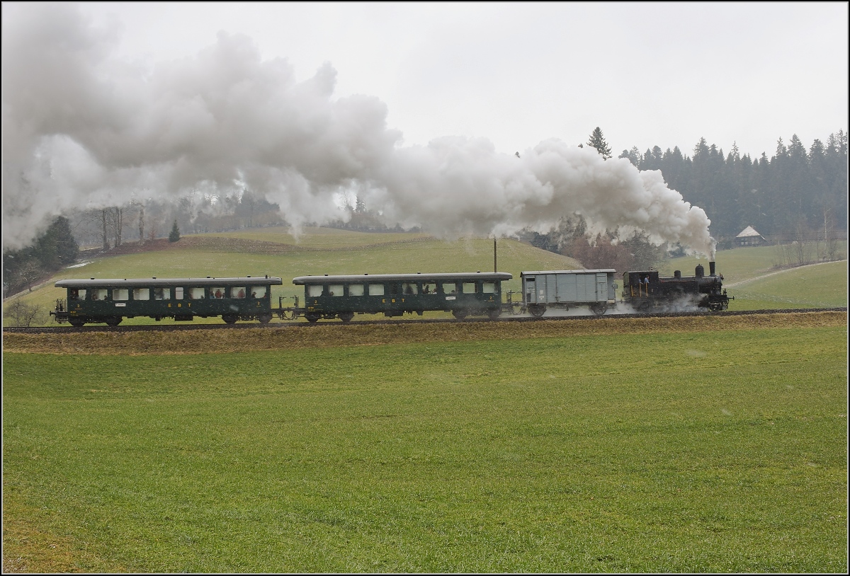 Dampflok Ed 3/4 Nr. 2 der Solothurn-Münster-Bahn bei Gammenthal. Betreut wird die Lok durch den Verein historische Emmentalbahn. Mit im Gepäck hat sie zwei vierachsige Leichtstahlplattformwagen und einen K2. Februar 2018.