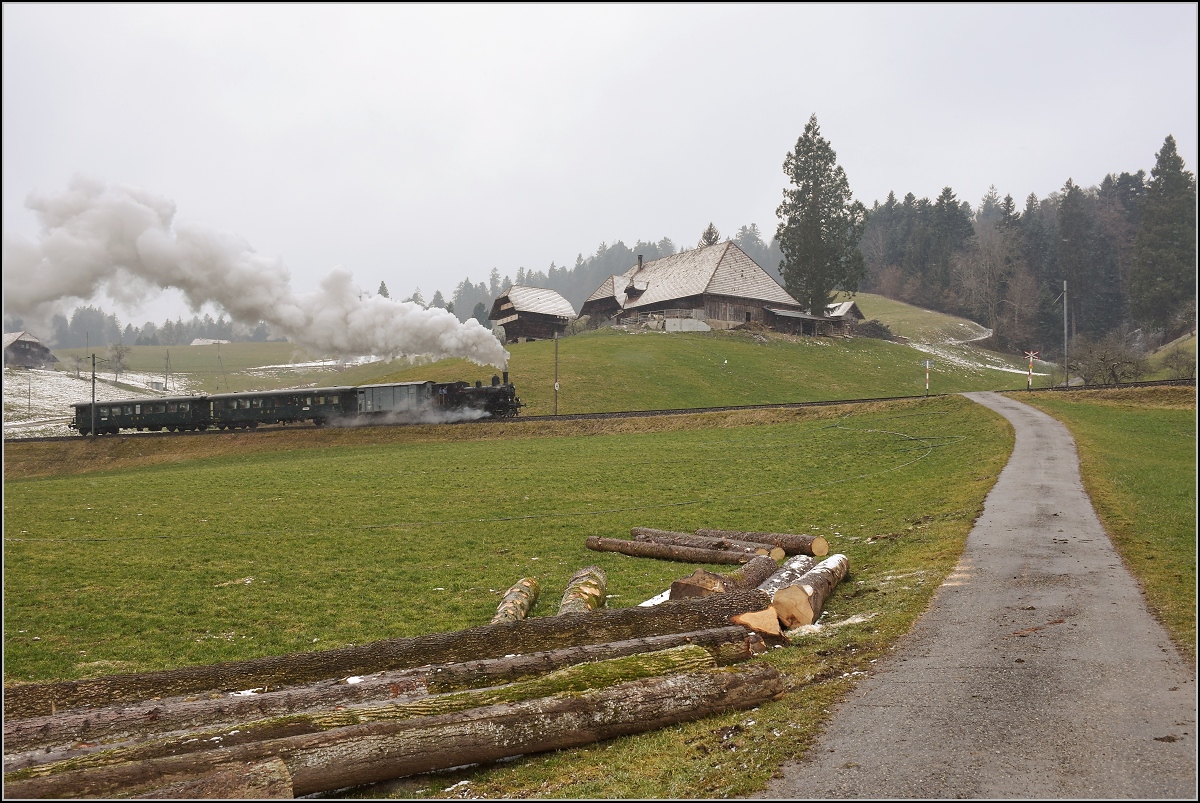 Dampflok Ed 3/4 Nr. 2 der Solothurn-Münster-Bahn bei Gammenthal. Betreut wird die Lok durch den Verein historische Emmentalbahn. Mit im Gepäck hat sie zwei vierachsige Leichtstahlplattformwagen und einen K2. Februar 2018.