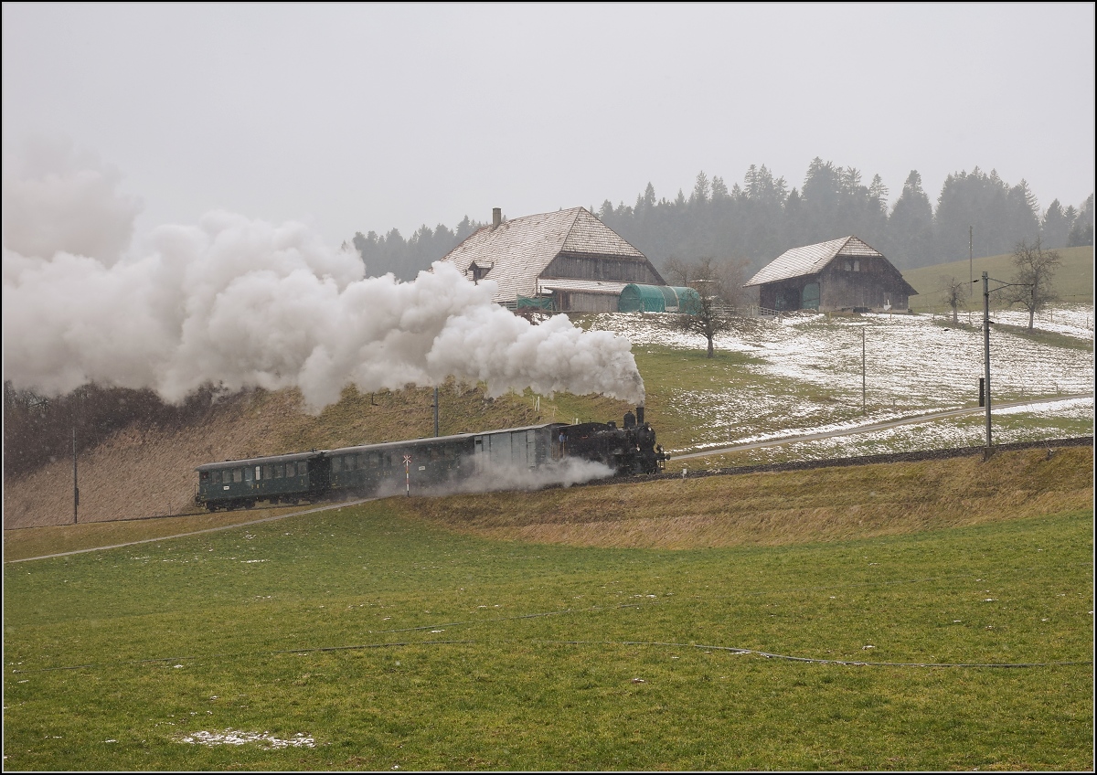 Dampflok Ed 3/4 Nr. 2 der Solothurn-Münster-Bahn bei Gammenthal. Betreut wird die Lok durch den Verein historische Emmentalbahn. Mit im Gepäck hat sie zwei vierachsige Leichtstahlplattformwagen und einen K2. Februar 2018.