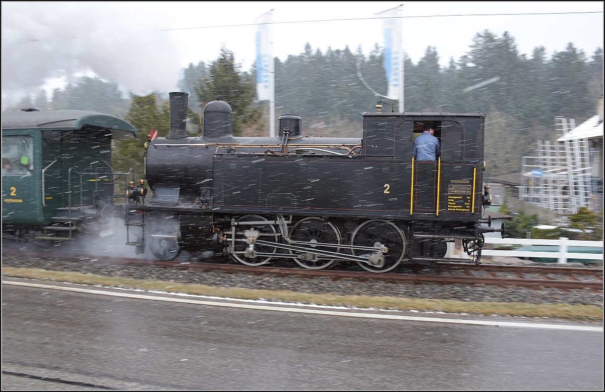 Dampflok Ed 3/4 Nr. 2 der Solothurn-Münster-Bahn bei Häusernmoos. Betreut wird die Lok durch den Verein historische Emmentalbahn. Mit im Gepäck hat sie zwei vierachsige Leichtstahlplattformwagen und einen K2. Februar 2018. 