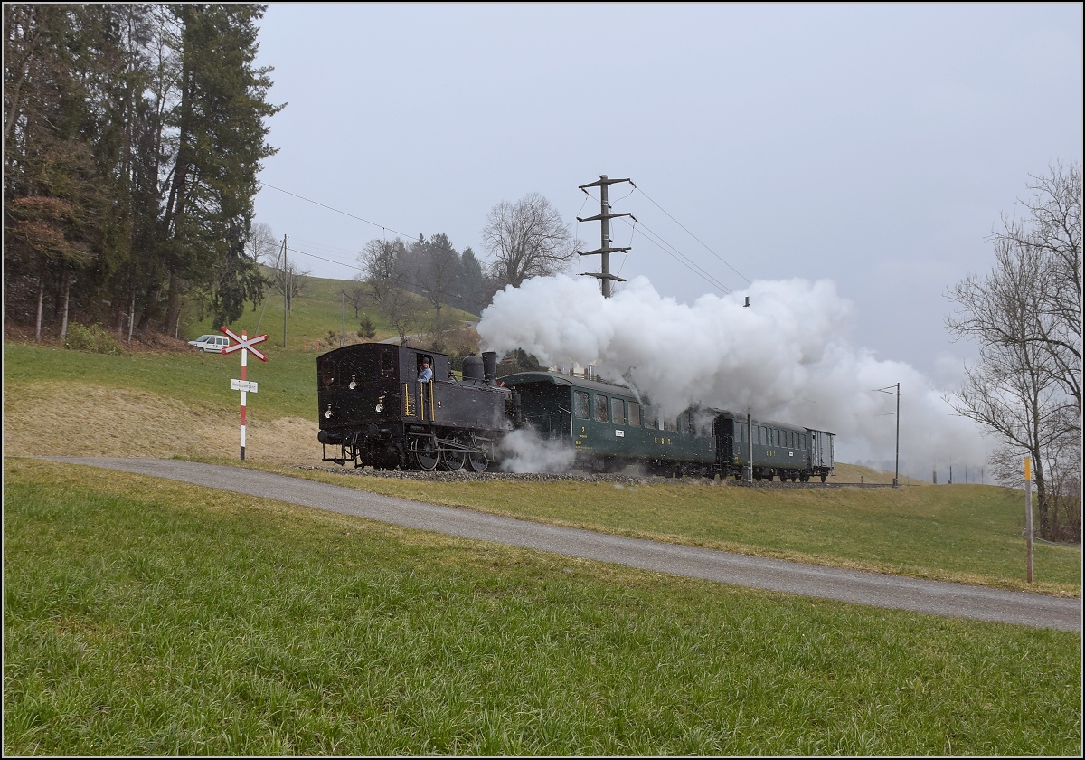 Dampflok Ed 3/4 Nr. 2 der Solothurn-Münster-Bahn bei Dürrenroth. Betreut wird die Lok durch den Verein historische Emmentalbahn. Mit im Gepäck hat sie zwei vierachsige Leichtstahlplattformwagen und einen K2. Februar 2018.