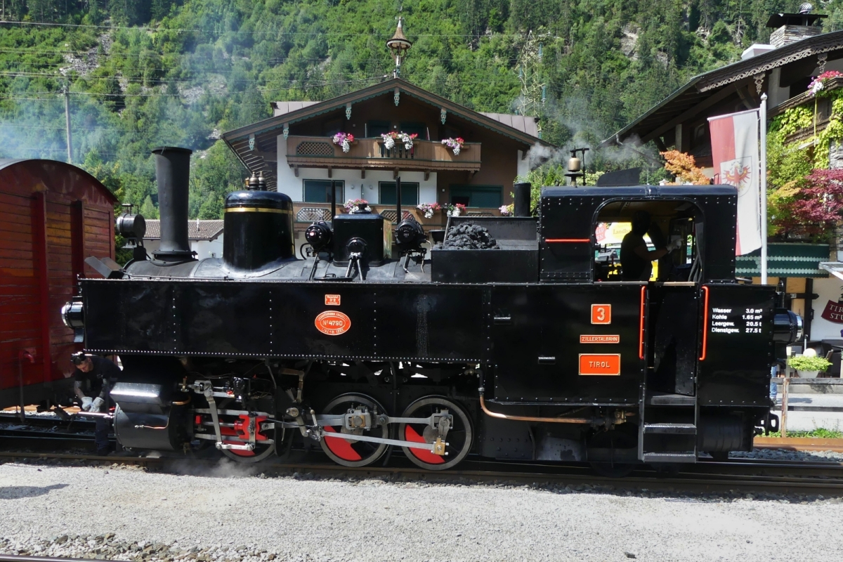 Dampflok Nr. 3; Tirol; der Zillertalbahn wurde vor den Zug  im Bahnhof von Mayrhofen gesetzt, wird diesen in kürze in Richtug Jenbach ziehen. Der Dampfzug verkehrt nur am Dienstag; Mittwoch und Donnerstag, jeweils eine Hin- und Rückfahrt. 20.08.2024