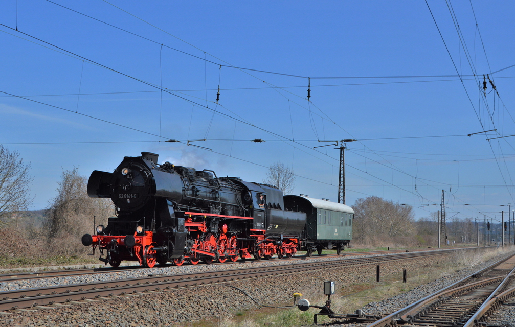 Dampfmaschine im Saaletal. OSEF 52 8141 mit Begleitwagen von Espenhain nach Meiningen, am 11.04.2021 in Naumburg. Am 10.04. wurde die Lok von L�bau nach Espenhain gefahren. Grund der Fahrt nach Meiningen sind Garantiearbeiten an der Maschine.