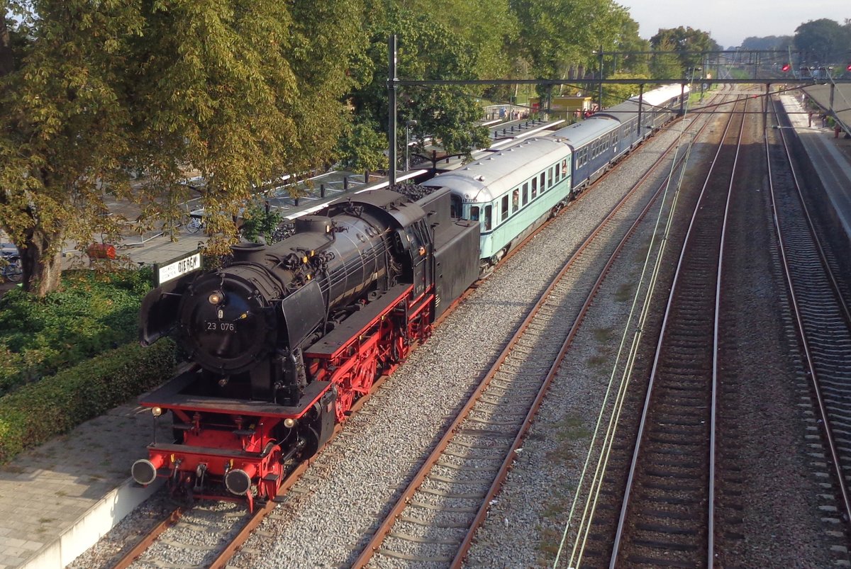 Dampfpendel mit 23 076 der VSM treft am 2 September 2018 in Dieren ein.