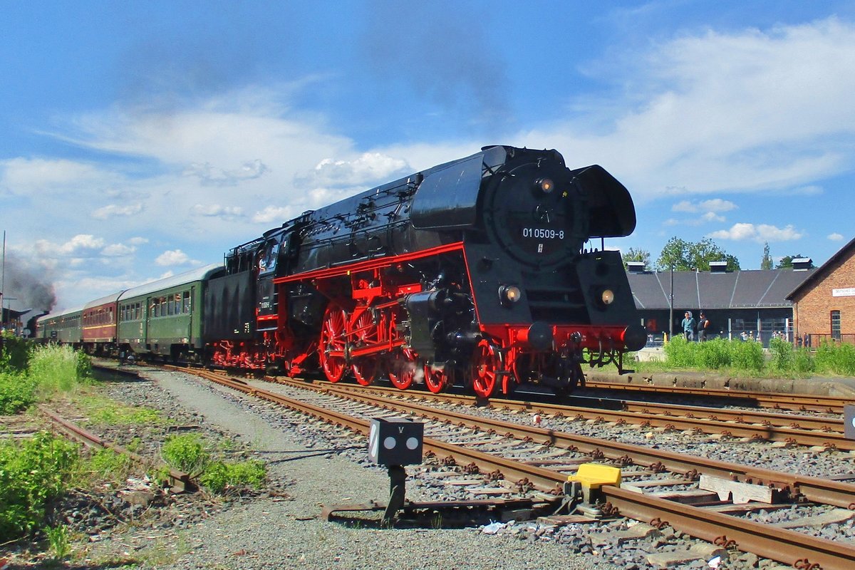 Dampfpendelzug für die Schiefe Ebene mit 01 0509 verlässt am 20 Mai 2018 Neuenmarkt-Wirsberg. 