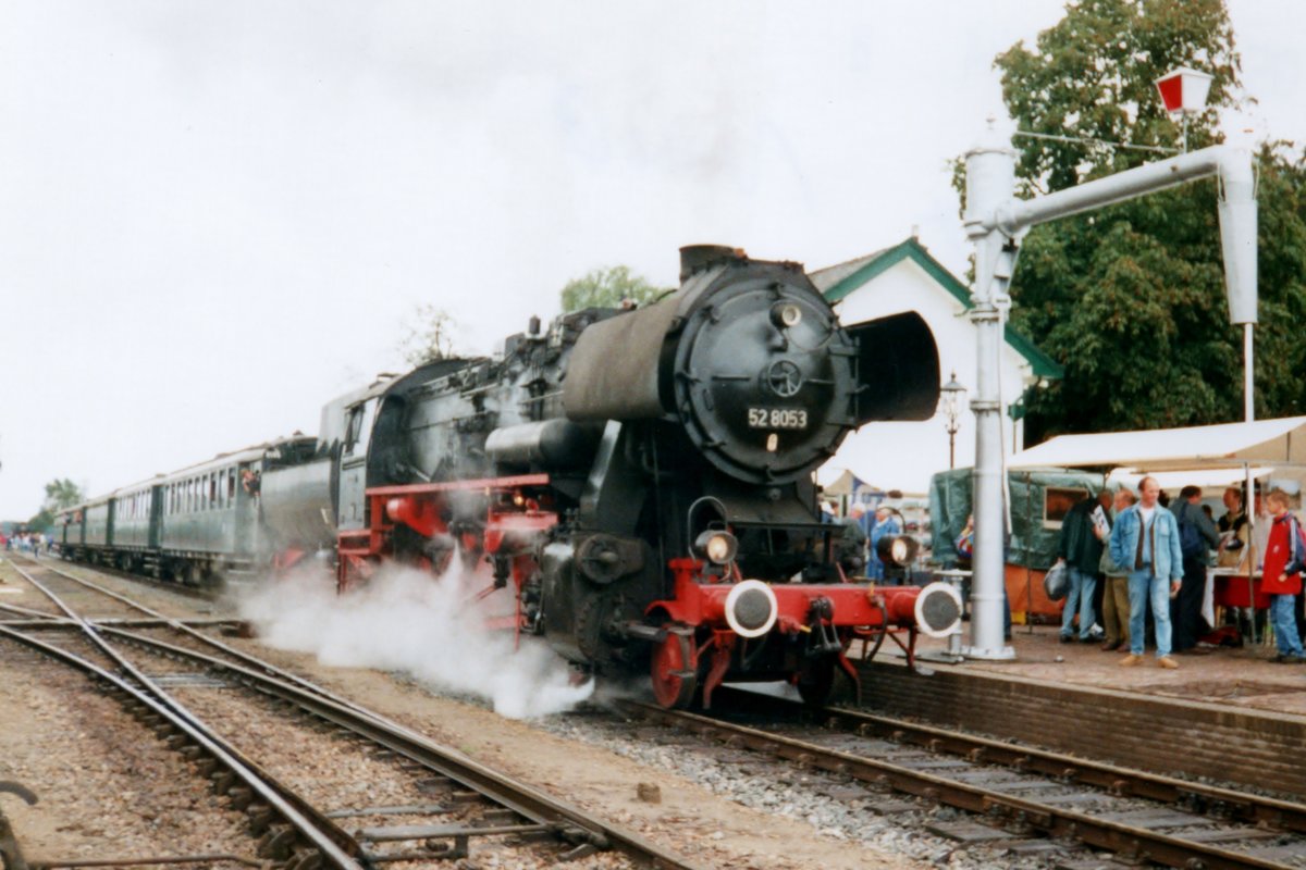 Dampfpendelzug nach Apeldoorn verlässt mit 52 8053 Beekbergen am 2 September 2001.