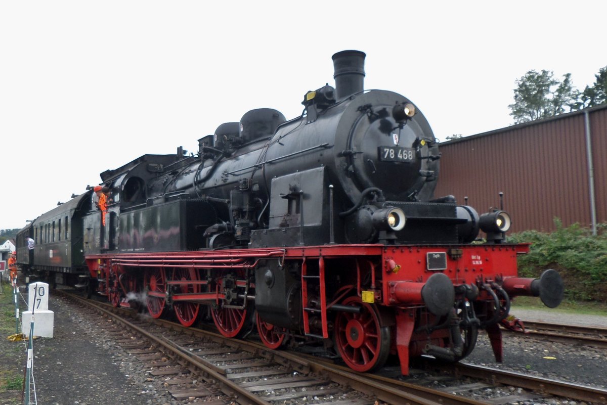 Dampfsonderzug mit 78 468 treft am 17 September 2016 in Bochum-Dahlhausen ein.