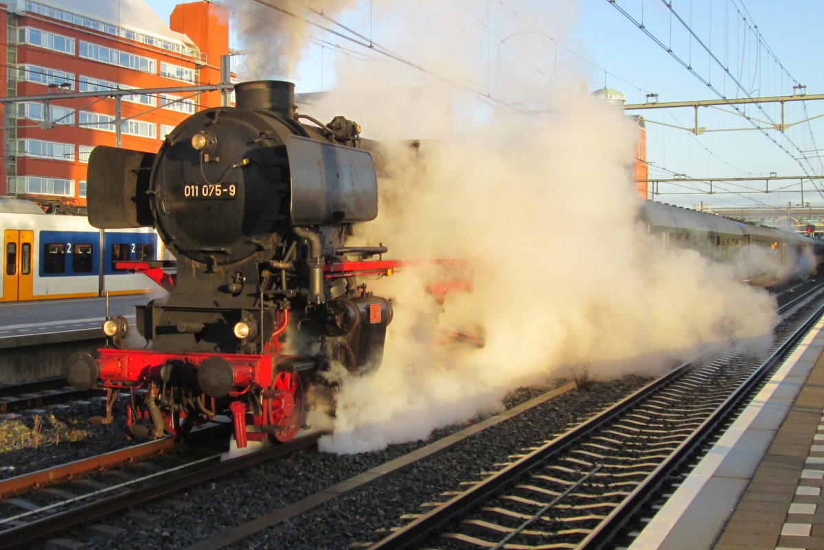 Dampfsonderzug nach die Weihnachtsmarkt in Herzogenrath verlässt mit viel Dampf am 6 Dezember 2014 's Hertogenbosch.