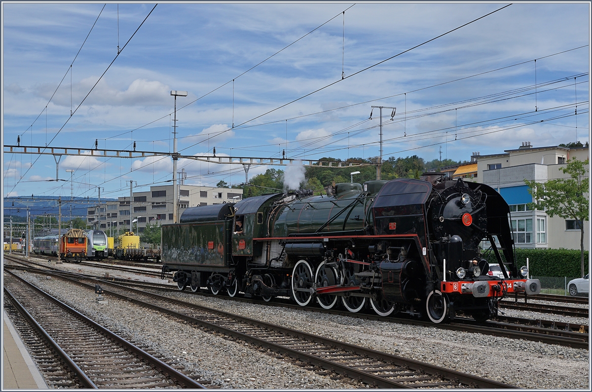 Dampftag Lyss 2018: Die mchtgie SNCF 141 R 1244 in Lyss auf der Fahrt in Dpt. 
11. August 2018