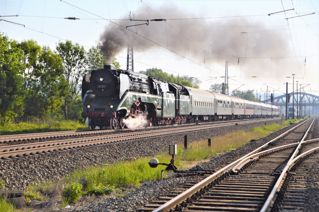 Dampfwolken am Himmel am Tag des Herrn. Die 18 201 mit DPE 24176 (Leipzig Hbf - Augsburg) dampfte am 10.05.2018 durch Naumburg.
