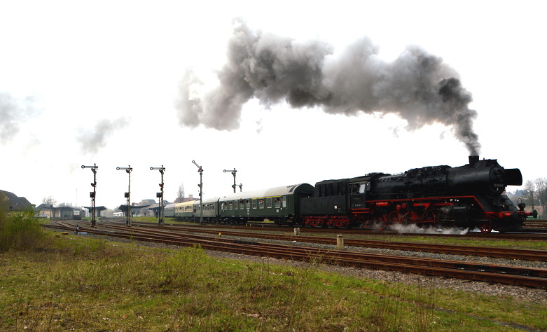 Dampfwolken in Zeitz. Am 02.04.2017 waren die Eisenbahnfreunde aus Leipzig-Plagwitz auf der S�dschleife unterwegs. Mit SEM 50 3648-8 ging es �ber Altenburg, Gera und Zeitz wieder nach Leipzig-Plagwitz. Nach einem kurzen Zwischenstop am Gl.6 Zeitz ging es weiter nach Leipzig-Plagwitz. 