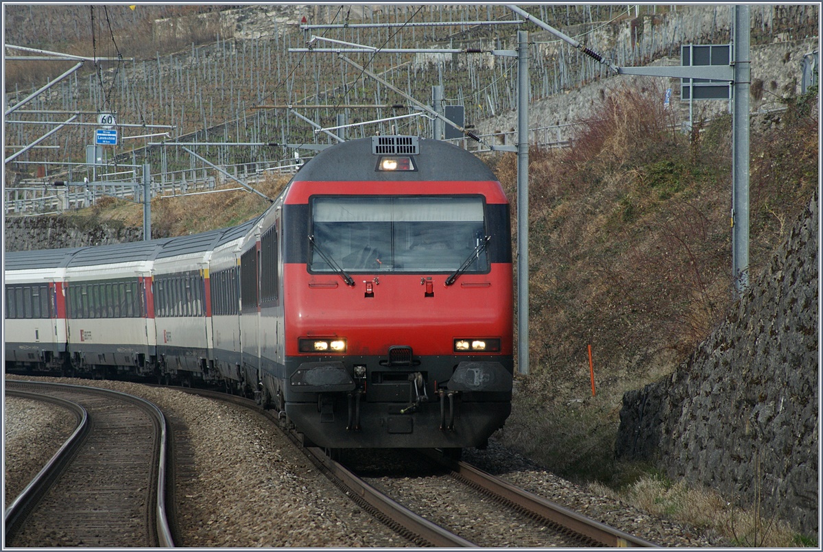 Dank Tele schon fast ein  Lokführer-Blick  auf den entgegenkommenden Zug bei St-Saphorin. 
4. März 2017