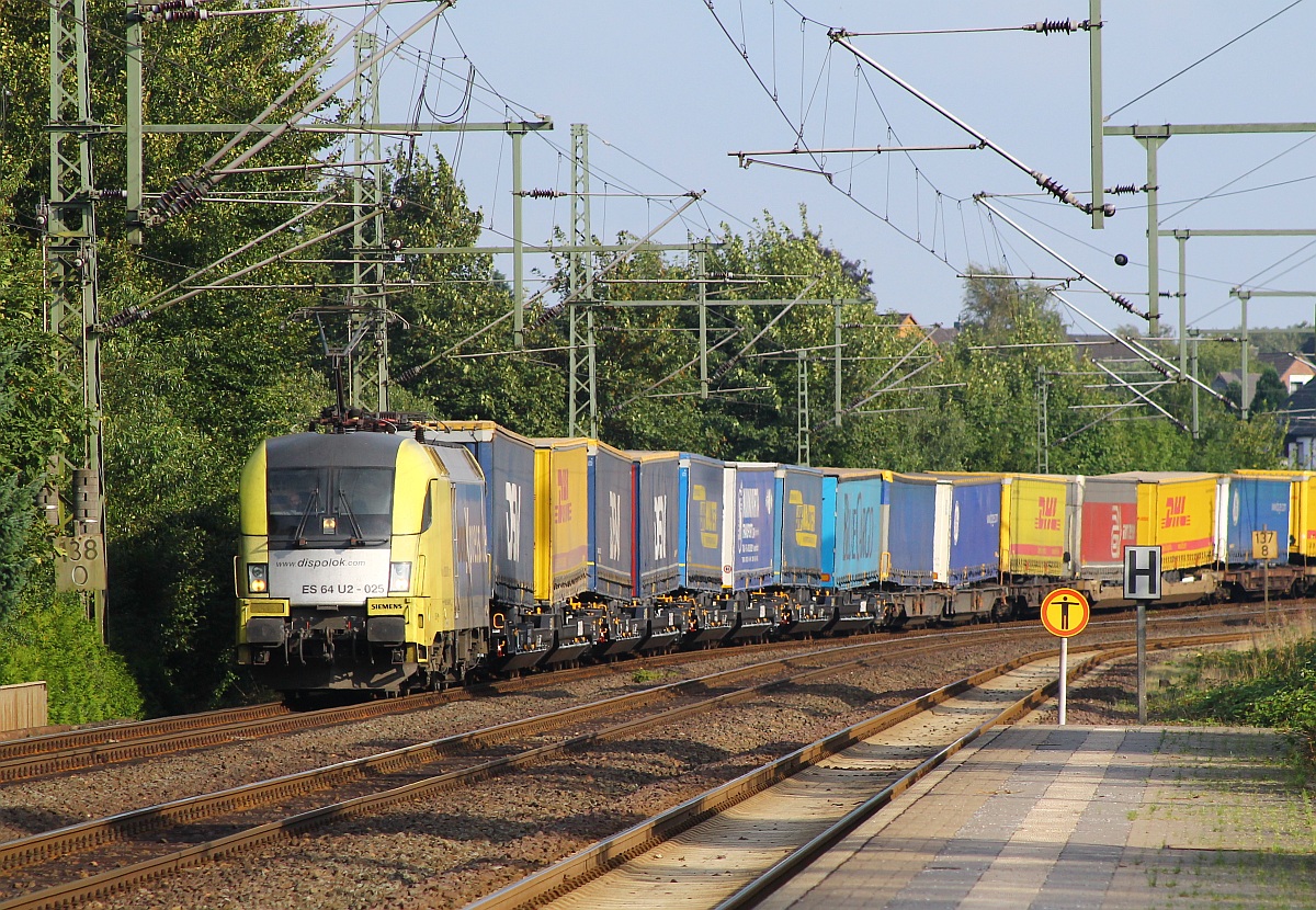 Dank der Vormeldung aus Rendsburg konnte ich die gelbe 182 525-6 von boXxpress mit einem bunten Extra-KLV bei der Durchfahrt in Schleswig ablichten. 17.08.2013