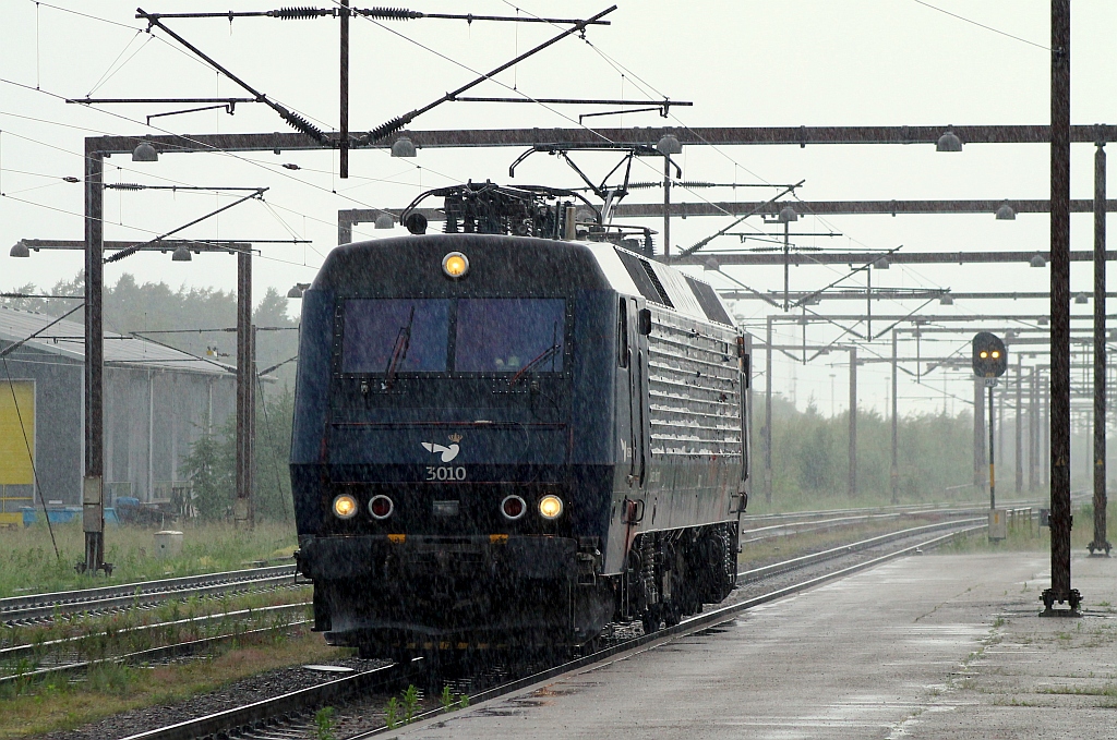 Dann kam im inzwischen einsetzenden Starkregen Søren Hjorth alias DSB Litra EA 3010 angerollt um den CN(L) zu übernehmen. Padborg 16.06.2013