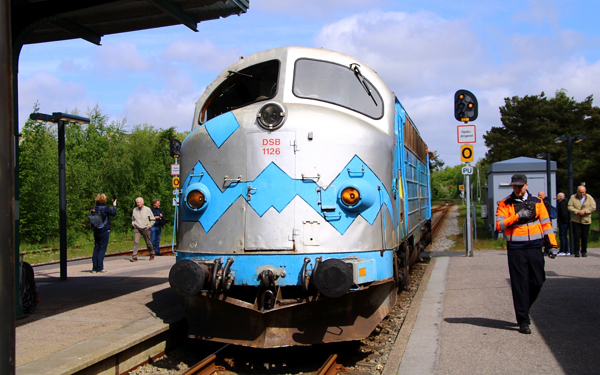 Dansk Veterantog Litra MY 1126 wird wieder an den Zug rangiert. Tøndern 14.05.2022