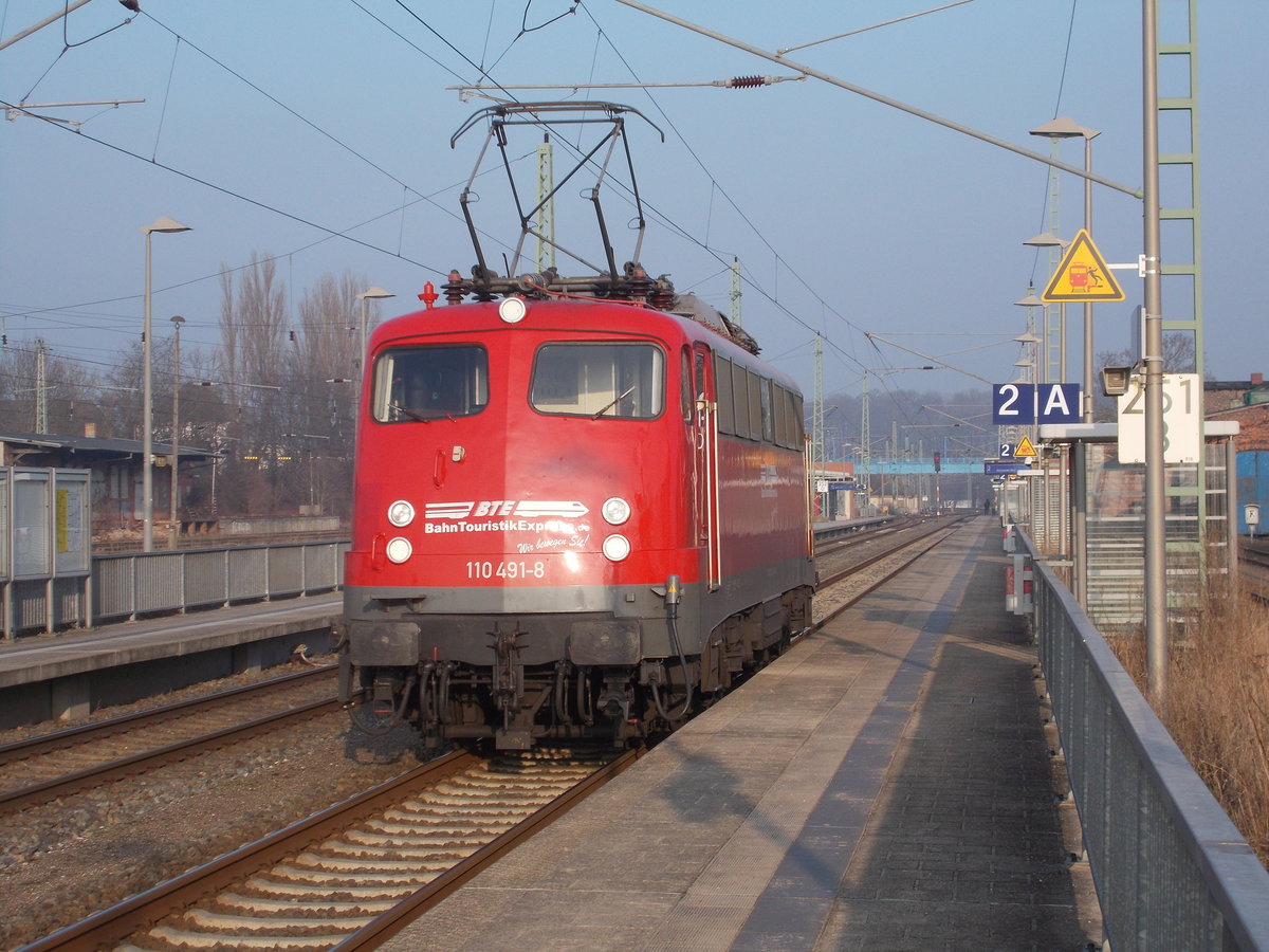 Das Ausfahrsignal L zeigte fr die BTE 110 491,am 01.Februar 2017,in Bergen/Rgen halt.