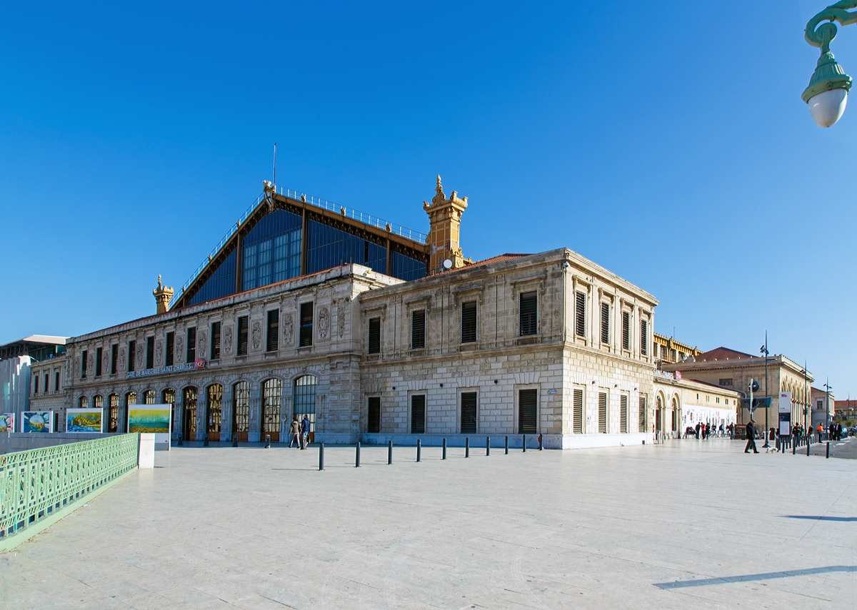 
Das Bahnhofgebude von Marseille Saint Charles (Gare de Marseille Saint Charles) am 26.03.2015. Die Fassade des Bahnhofs ist noch die Ursprngliche aus dem Jahr  1848.