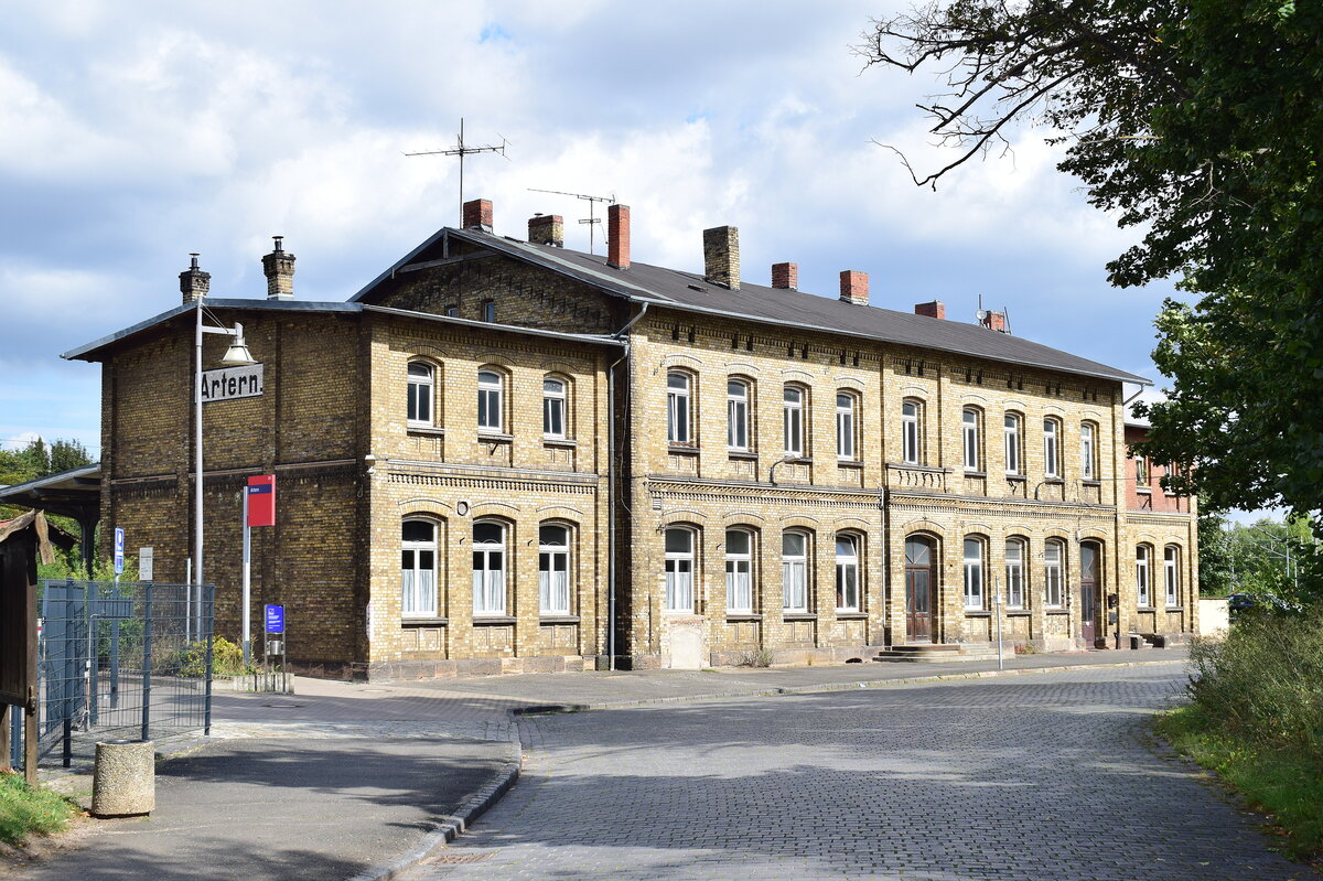 Das Bahnhofsgeb�ude in Artern am 16.08.2021. (Foto: Dennis Fiedler)