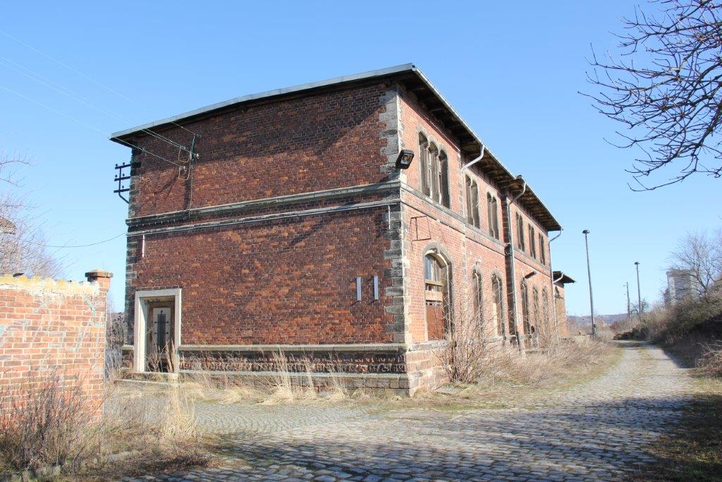 Das Bahnhofsgeb�ude vom ehemaligen Bahnhof Vitzenburg am 23.02.2014. (Foto: Wolfgang Krolop)