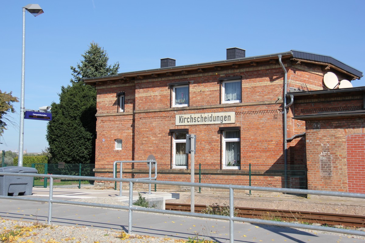 Das Bahnhofsgeb�ude von Kirchscheidungen am 29.09.2013. (Foto: Wolfgang Krolop) 