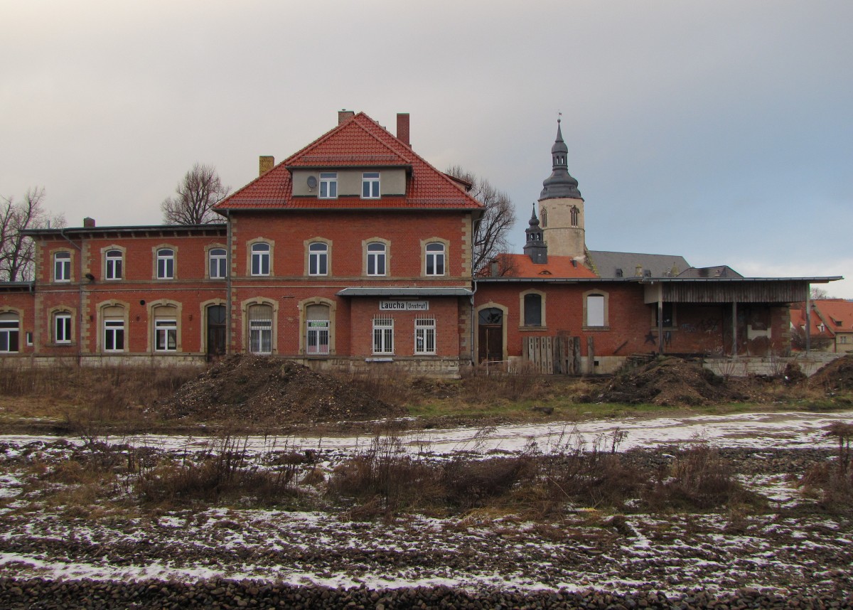 Das Bahnhofsgebäude in Laucha am 23.01.2016. Durch den Umbau sind mittlerweile alle ehemaligen Rangier- und Gütergleise davor verschwunden.